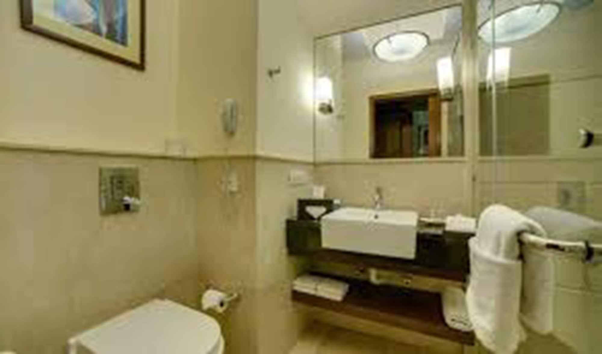 Deventure Sarovar Portico Kapashera, New Delhi Esterno foto