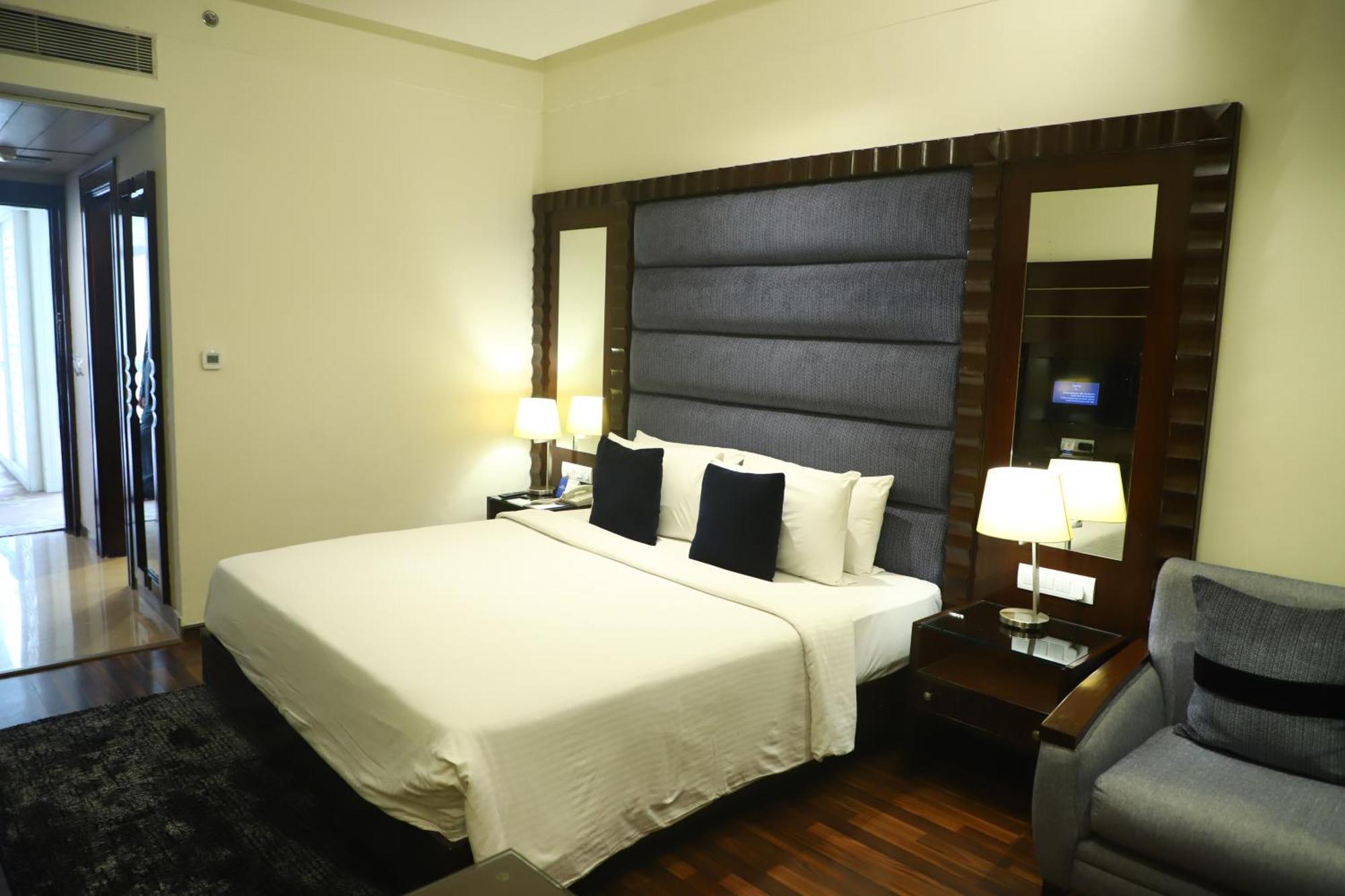 Deventure Sarovar Portico Kapashera, New Delhi Esterno foto