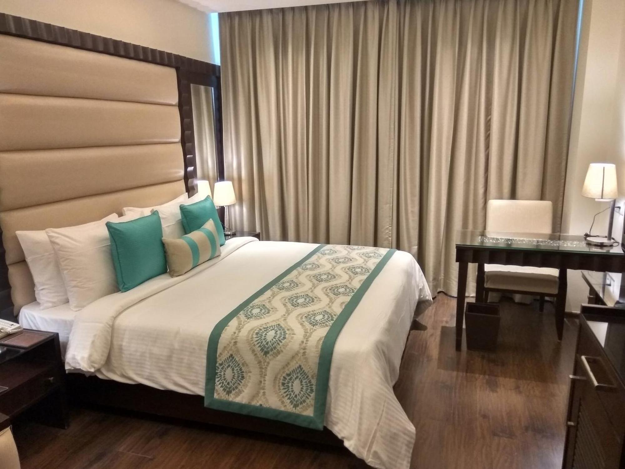 Deventure Sarovar Portico Kapashera, New Delhi Esterno foto