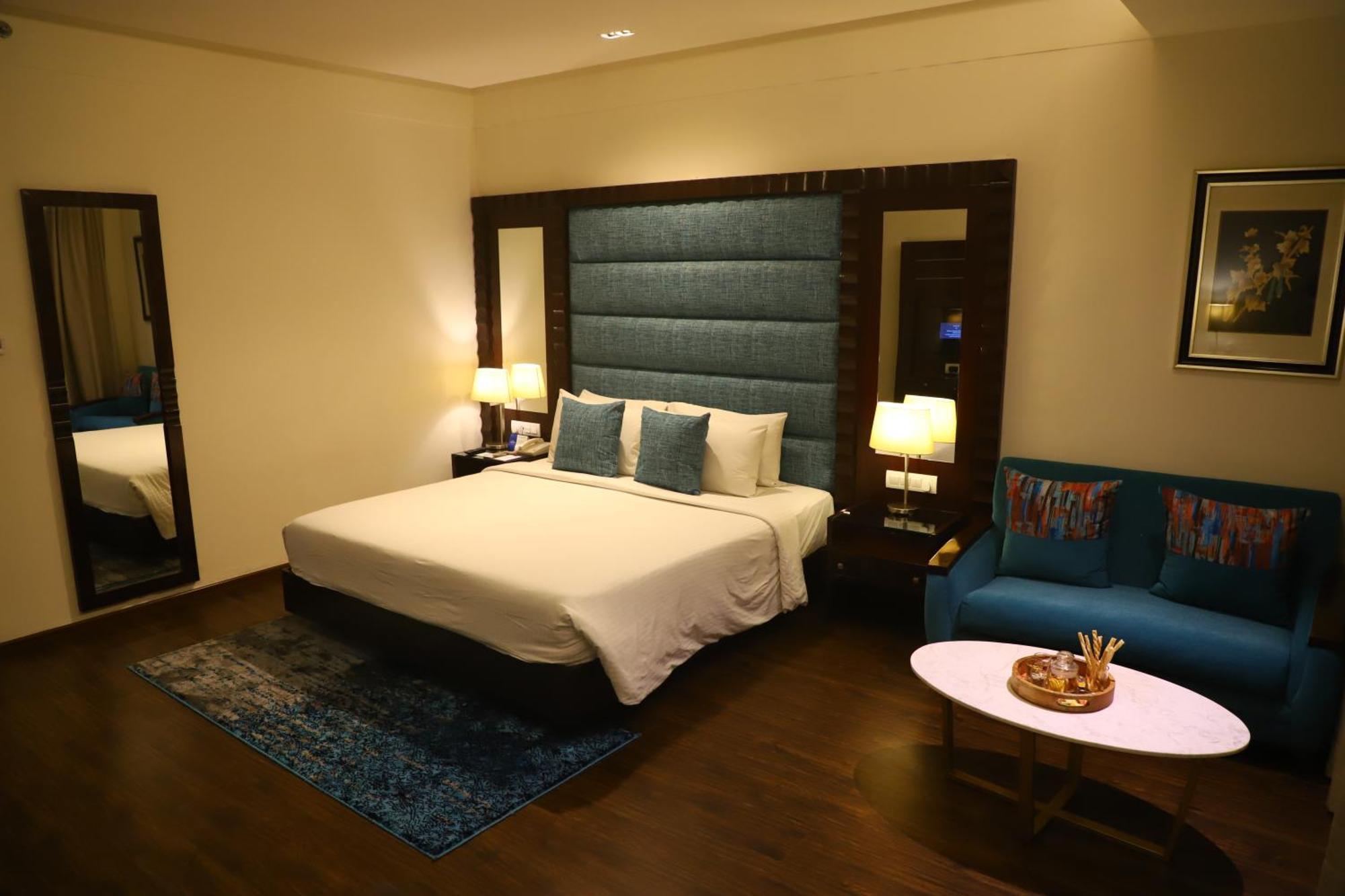 Deventure Sarovar Portico Kapashera, New Delhi Esterno foto