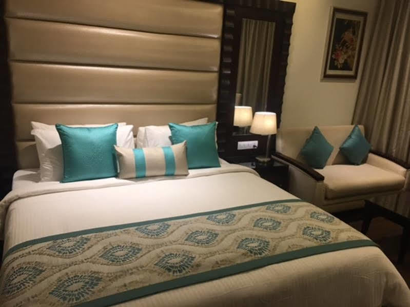 Deventure Sarovar Portico Kapashera, New Delhi Esterno foto